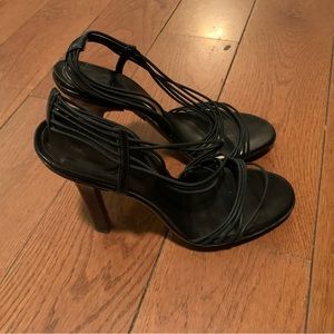Beautiful Gucci heels in excellent condition. Size 9, Barely worn.